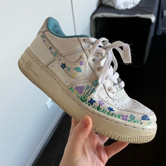 Custom painted AF1s with little mushrooms and flowers - Picture 1 of 4